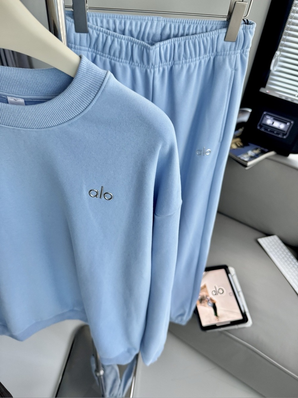 ALO Yoga Women Light Blue 2-Piece Matching Loungewear Set Crewneck
Top & Jogger